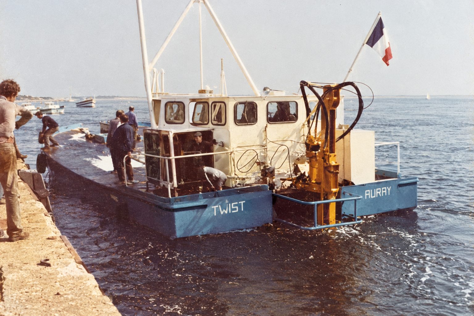 Le chaland Twist Auray glissant sur le chenal