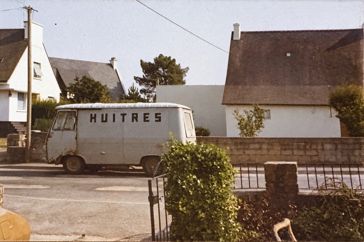 La camionnette « Huîtres » garée dans le village