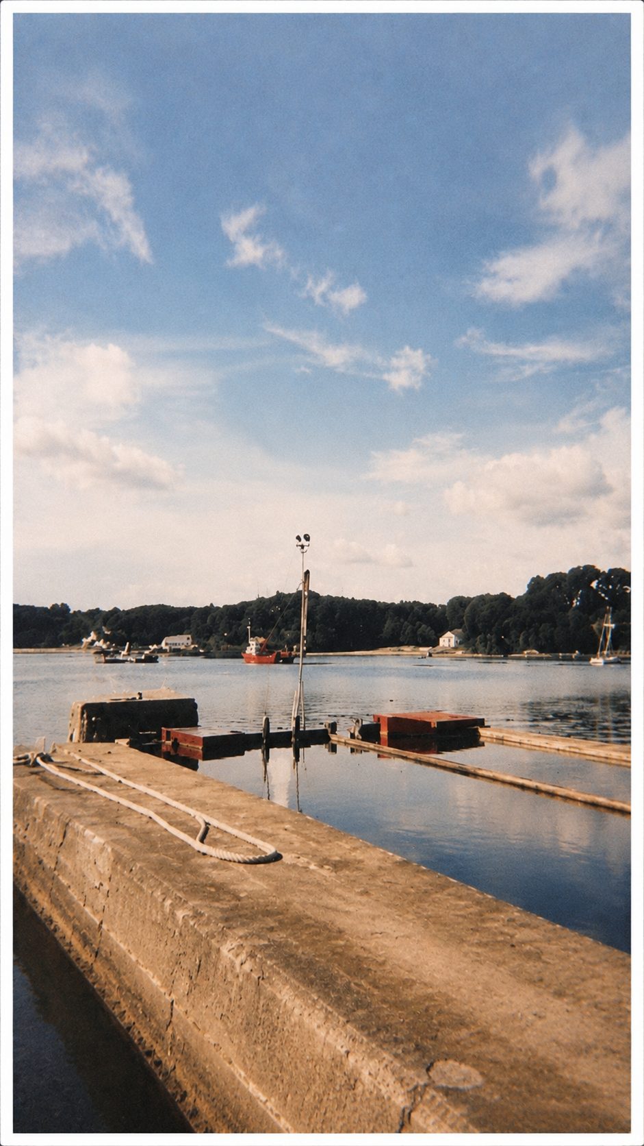 Le quai du chantier, chaland amarré