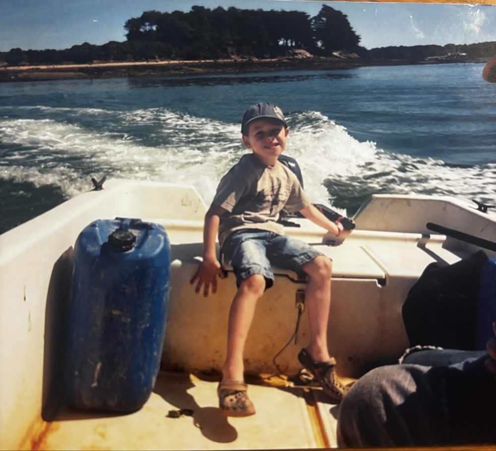 Jimmy enfant, sur le bateau en 2008