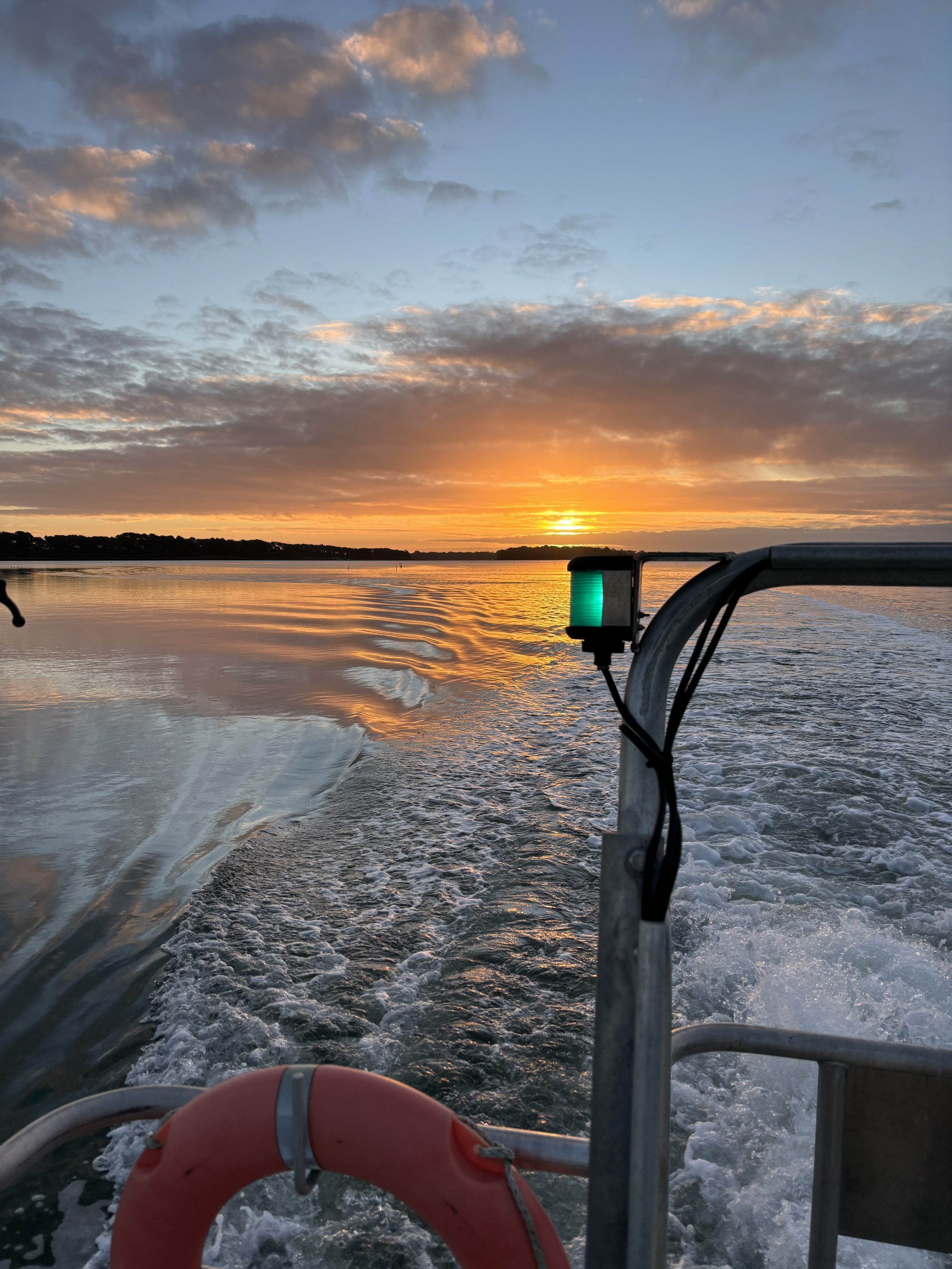 Coucher de soleil depuis le chaland ostréicole Le Guennec, au large de la Bretagne Sud