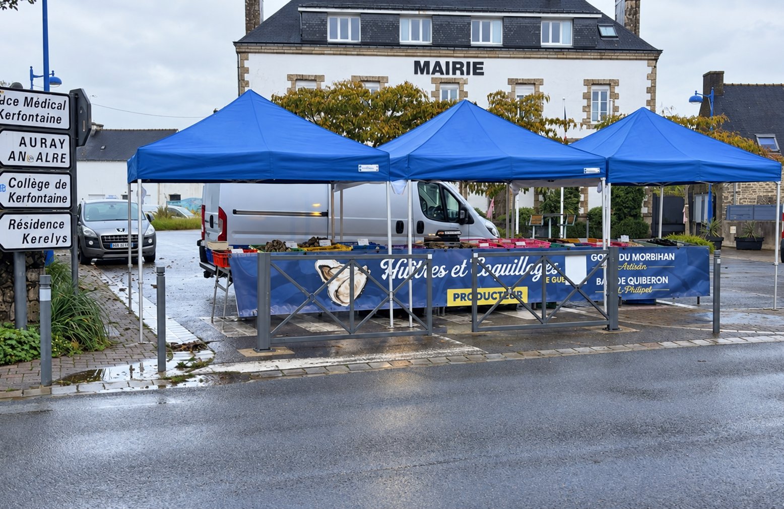 Stand Huîtres et Coquillages Le Guennec sur le marché de Pluneret, devant la Mairie