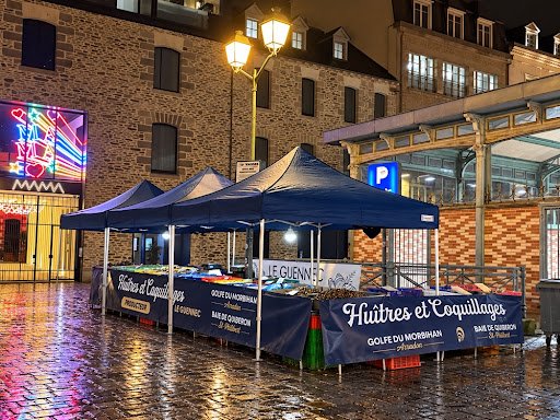 Étal Huîtres et Coquillages Le Guennec de nuit à Rennes, près du marché des Lices