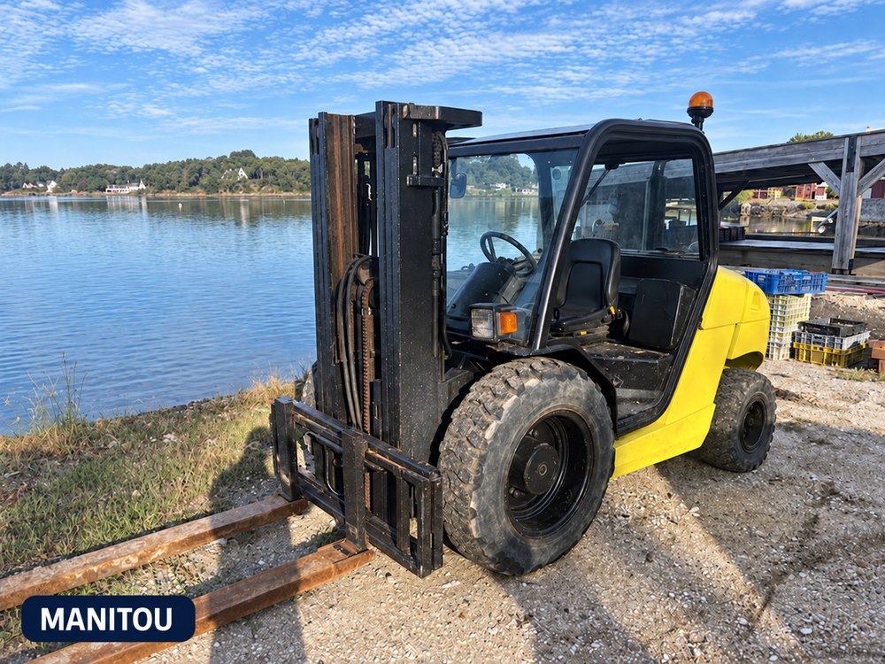 Manitou du chantier Le Guennec, au bord de l'eau